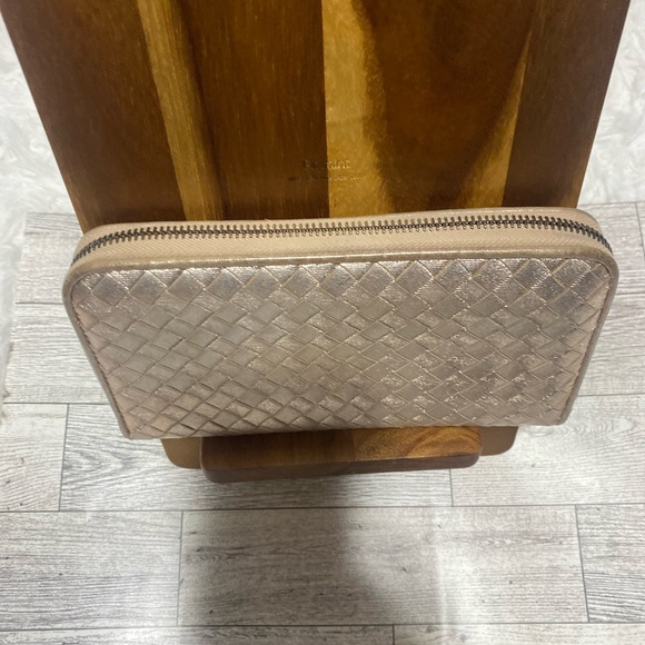 Bottega Veneta Intrecciato Rose Gold Shiny Zip L-shaped Long Leather Wallet - Picture 4 of 14